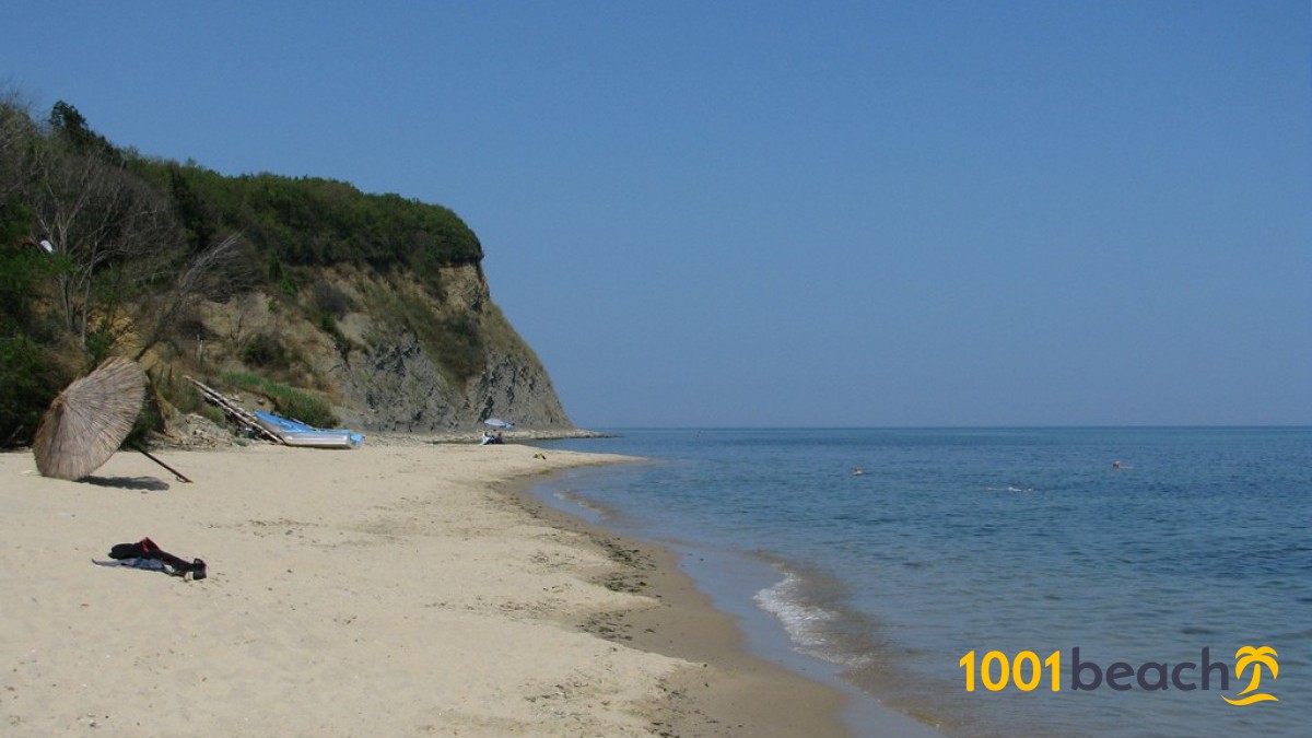 Покажи дикий пляж. Дикие пляжи Болгарии. Нудисткие пляжи на черном море. На диком пляже в Болгарии. Нудисткий пляж черное море.